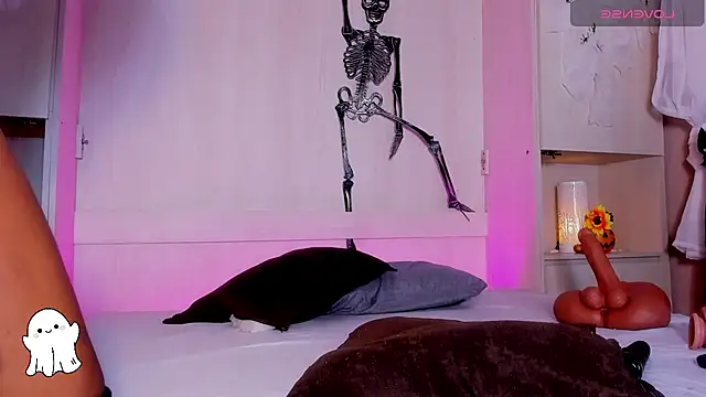 Snapshot of BeverlySteel chatting on October 8, 2025, 4:21 am BeverlySteel online show from October 8, 2025, 4:21 am