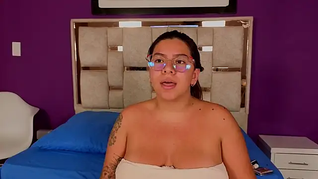 Snapshot of emilyy_cooperr chatting on July 10, 2026, 12:19 pm emilyy cooperr online show from July 10, 2026, 12:19 pm