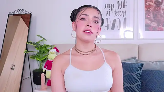 Snapshot of SaritaBratz chatting on December 14, 2025, 9:19 pm SaritaBratz online show from December 14, 2025, 9:19 pm