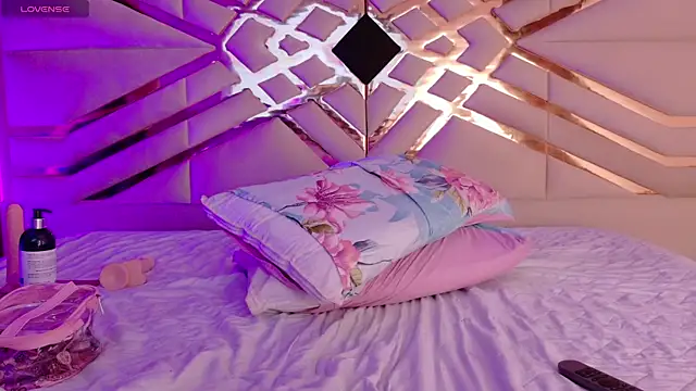 playfulcurvy online show from September 19, 2025, 8:20 pm