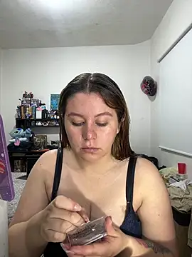 Snapshot of sarah_t1_ chatting on May 6, 2026, 5:40 pm sarah t1 online show from May 6, 2026, 5:40 pm