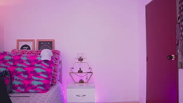 Snapshot of tommy_blue chatting on September 24, 2025, 1:03 pm tommy blue online show from September 24, 2025, 1:03 pm