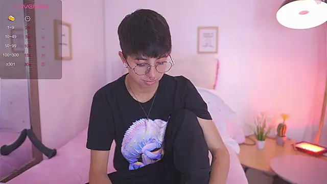 Snapshot of tommy_blue chatting on October 27, 2025, 1:37 pm tommy blue online show from October 27, 2025, 1:37 pm