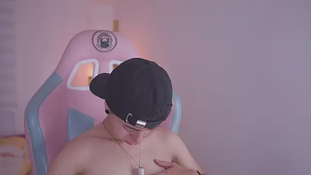 Snapshot of tommy_blue chatting on November 24, 2025, 12:27 pm tommy blue online show from November 24, 2025, 12:27 pm