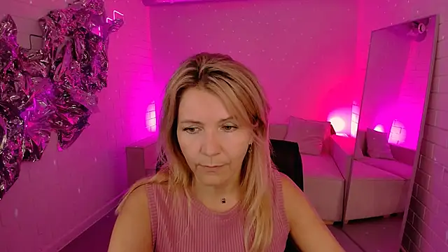 Snapshot of NicoleHitman chatting on June 20, 2026, 9:12 am NicoleHitman online show from June 20, 2026, 9:12 am