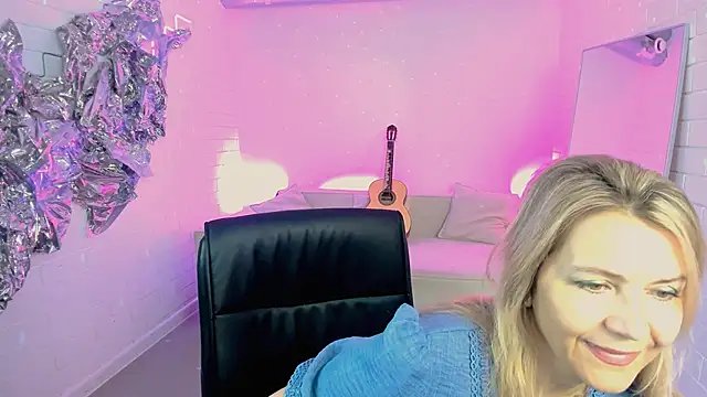Snapshot of NicoleHitman chatting on June 21, 2026, 9:01 am NicoleHitman online show from June 21, 2026, 9:01 am