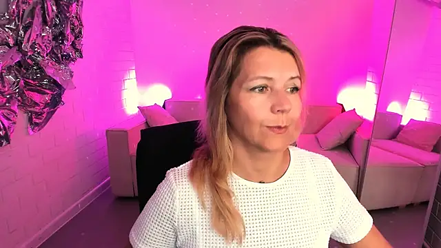 Snapshot of NicoleHitman chatting on June 25, 2026, 1:15 pm NicoleHitman online show from June 25, 2026, 1:15 pm
