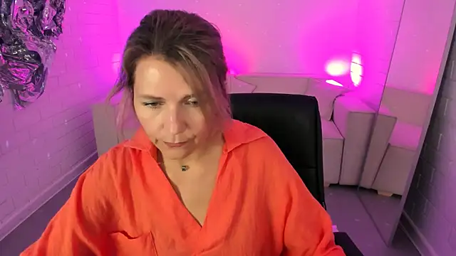 Snapshot of NicoleHitman chatting on August 3, 2026, 1:05 pm NicoleHitman online show from August 3, 2026, 1:05 pm