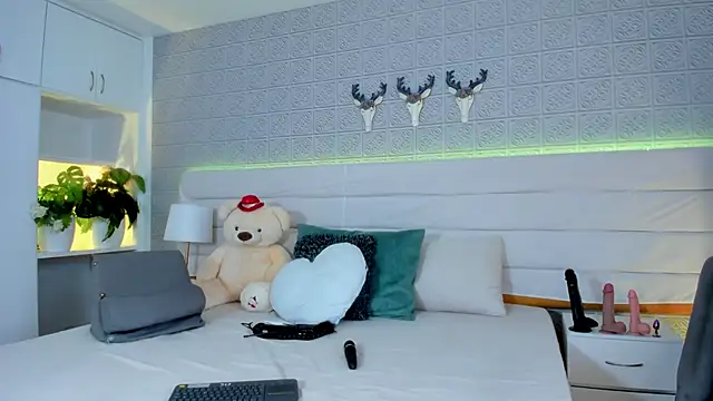 LeilaHiuston online show from February 16, 2026, 7:54 pm