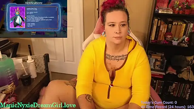 Snapshot of VioletNova chatting on October 5, 2025, 9:24 pm VioletNova online show from October 5, 2025, 9:24 pm