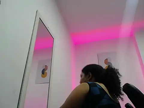 Snapshot of Ayliinn_ chatting on June 7, 2026, 1:32 am Ayliinn online show from June 7, 2026, 1:32 am