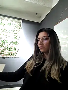 Isabella Varella online show from March 4, 2025, 4:52 pm