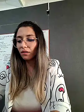 Isabella Varella online show from March 5, 2025, 5:08 pm