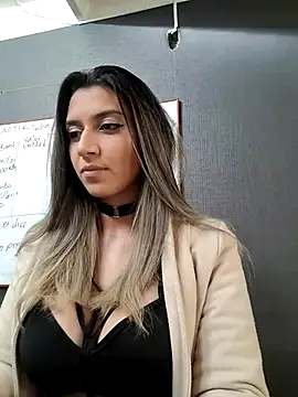 Isabella Varella online show from March 20, 2025, 3:14 pm