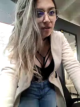 Isabella Varella online show from March 20, 2025, 9:24 pm