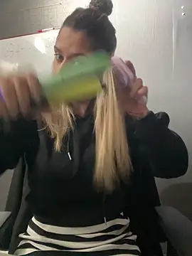 Isabella Varella online show from February 4, 2026, 12:44 pm