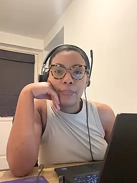 Snapshot of Melia_Rayne chatting on November 28, 2025, 10:07 am Melia Rayne online show from November 28, 2025, 10:07 am