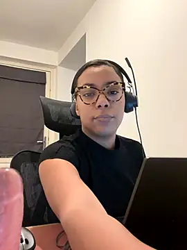 Snapshot of Melia_Rayne chatting on December 3, 2025, 10:24 am Melia Rayne online show from December 3, 2025, 10:24 am