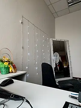 Juicy PeachLux online show from October 2, 2025, 7:48 am