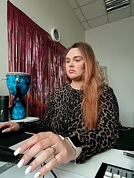 Juicy PeachLux online show from December 3, 2025, 9:40 am