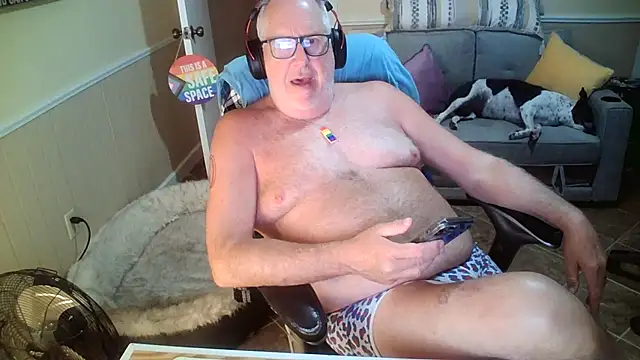 Snapshot of superbearboss chatting on June 26, 2026, 2:05 am superbearboss online show from June 26, 2026, 2:05 am