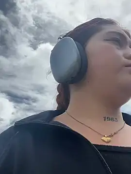 Karina Leon online show from May 4, 2026, 6:04 pm