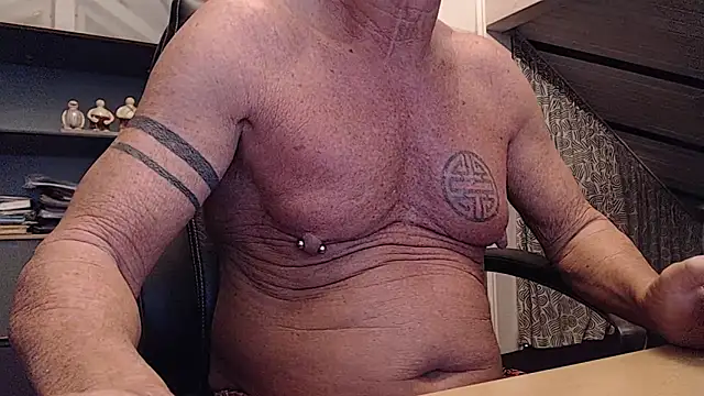 Snapshot of munichrubber chatting on October 24, 2025, 4:09 am munichrubber online show from October 24, 2025, 4:09 am