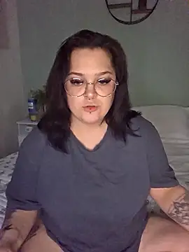 Snapshot of Saucy-Serenity chatting on October 19, 2025, 7:03 pm Saucy-Serenity online show from October 19, 2025, 7:03 pm