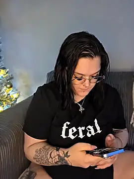 Snapshot of Saucy-Serenity chatting on November 18, 2025, 8:35 pm Saucy-Serenity online show from November 18, 2025, 8:35 pm