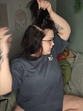 Snapshot of Saucy-Serenity chatting on May 17, 2026, 9:44 pm Saucy-Serenity online show from May 17, 2026, 9:44 pm