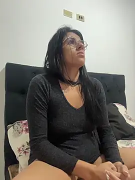 Snapshot of jheicylli chatting on May 18, 2026, 2:23 pm jheicylli online show from May 18, 2026, 2:23 pm