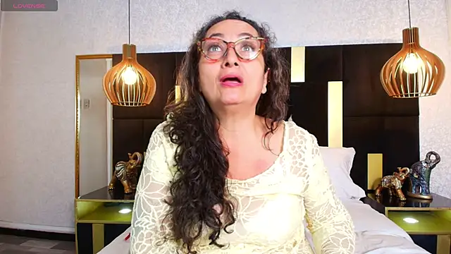 AlessandraLeroy online show from November 21, 2025, 2:27 pm