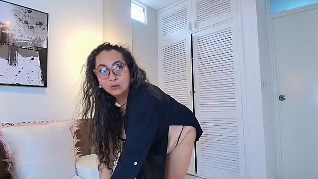 AlessandraLeroy online show from June 3, 2026, 2:33 pm