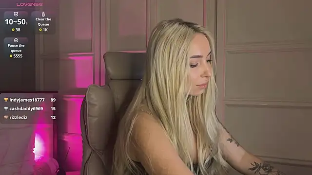 Snapshot of OhMyEmma chatting on March 9, 2025, 1:25 am OhMyEmma online show from March 9, 2025, 1:25 am