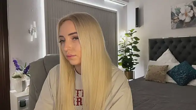 Snapshot of OhMyEmma chatting on December 4, 2025, 1:15 am OhMyEmma online show from December 4, 2025, 1:15 am