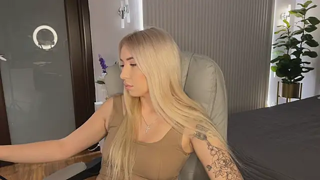 Snapshot of OhMyEmma chatting on January 16, 2026, 12:58 am OhMyEmma online show from January 16, 2026, 12:58 am