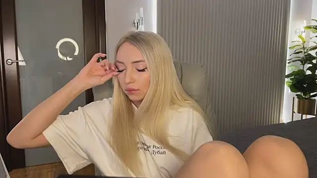 Snapshot of OhMyEmma chatting on February 5, 2026, 1:32 am OhMyEmma online show from February 5, 2026, 1:32 am