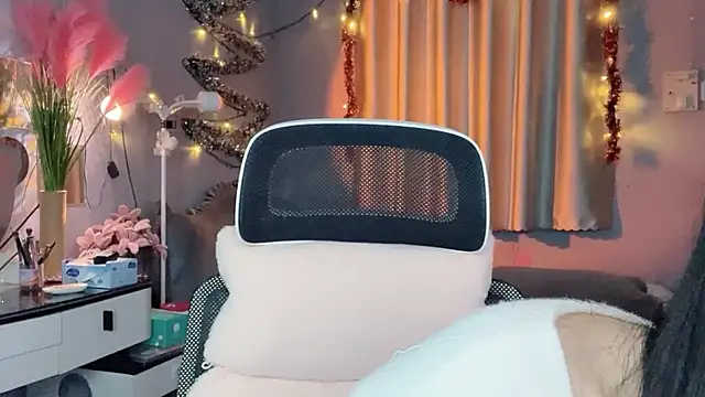 Snapshot of MI_KA22 chatting on November 23, 2025, 3:45 pm MI KA22 online show from November 23, 2025, 3:45 pm