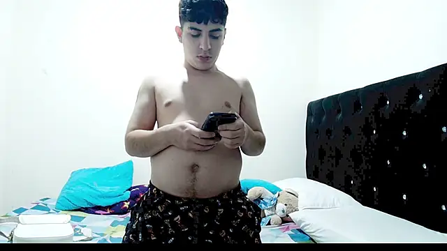 Snapshot of Kymberlyandlucas2 chatting on February 26, 2026, 4:22 am Kymberlyandlucas2 online show from February 26, 2026, 4:22 am