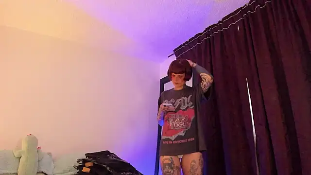 Alessamoth online show from February 10, 2026, 8:57 pm