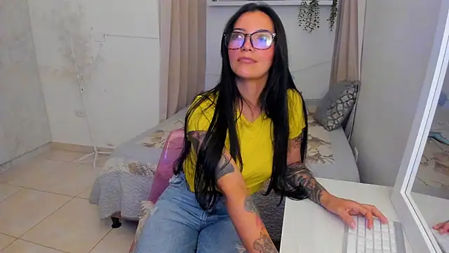 Snapshot of roxy_hell chatting on August 8, 2026, 10:56 pm roxy hell online show from August 8, 2026, 10:56 pm