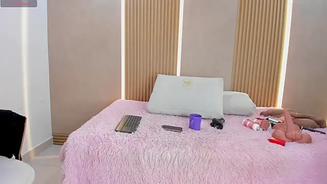 stephany summer online show from May 1, 2026, 8:24 pm