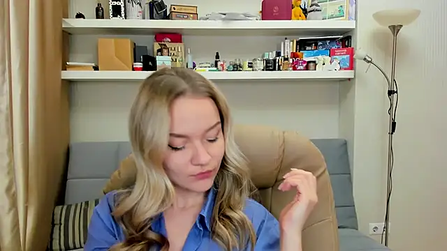 Kara Smith  online show from December 5, 2024, 10:12 pm