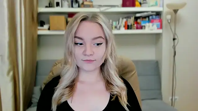 Kara Smith  online show from October 8, 2025, 11:13 pm