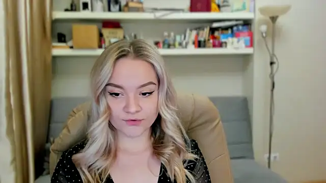 Kara Smith  online show from October 25, 2025, 12:07 am