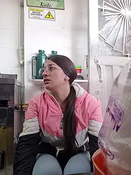 Snapshot of HOLY_DOLL chatting on October 23, 2025, 8:29 pm HOLY DOLL online show from October 23, 2025, 8:29 pm