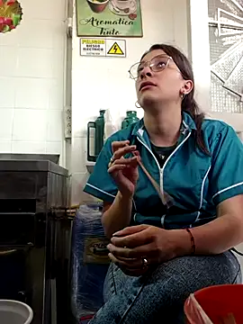 Snapshot of HOLY_DOLL chatting on November 7, 2025, 8:42 pm HOLY DOLL online show from November 7, 2025, 8:42 pm