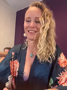 SusieandLacey online show from June 14, 2026, 7:10 am