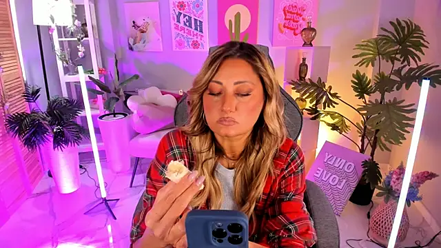 Snapshot of SarahAlluring chatting on September 25, 2025, 12:31 pm SarahAlluring online show from September 25, 2025, 12:31 pm