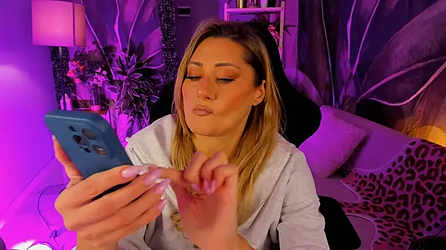 Snapshot of SarahAlluring chatting on November 20, 2025, 12:27 pm SarahAlluring online show from November 20, 2025, 12:27 pm